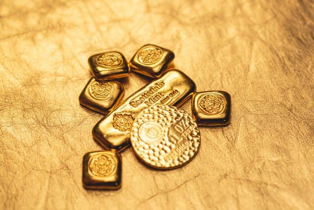 Russische roebel op waarde door goud
